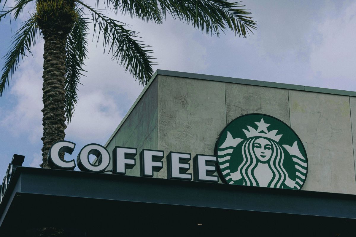 Starbucks bajará precios en China por creciente competencia